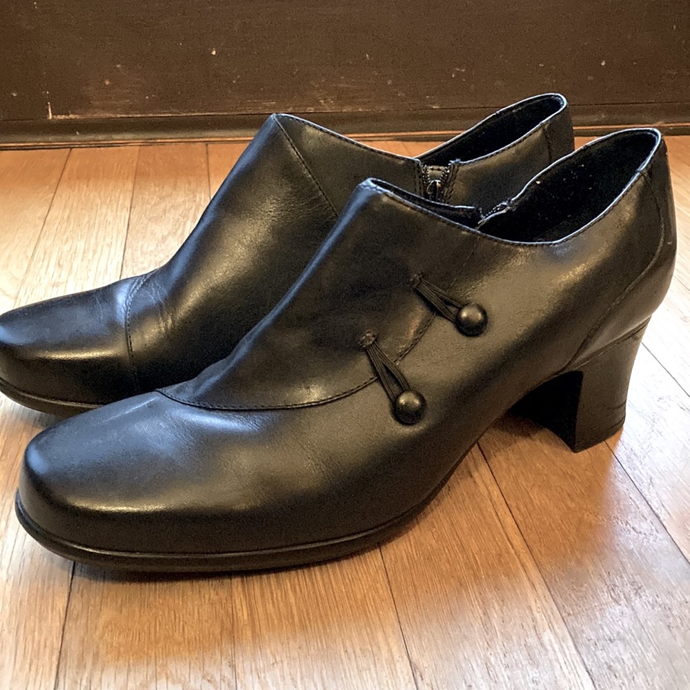 womens size 11 leather clark’s booties side zippers excellent condition